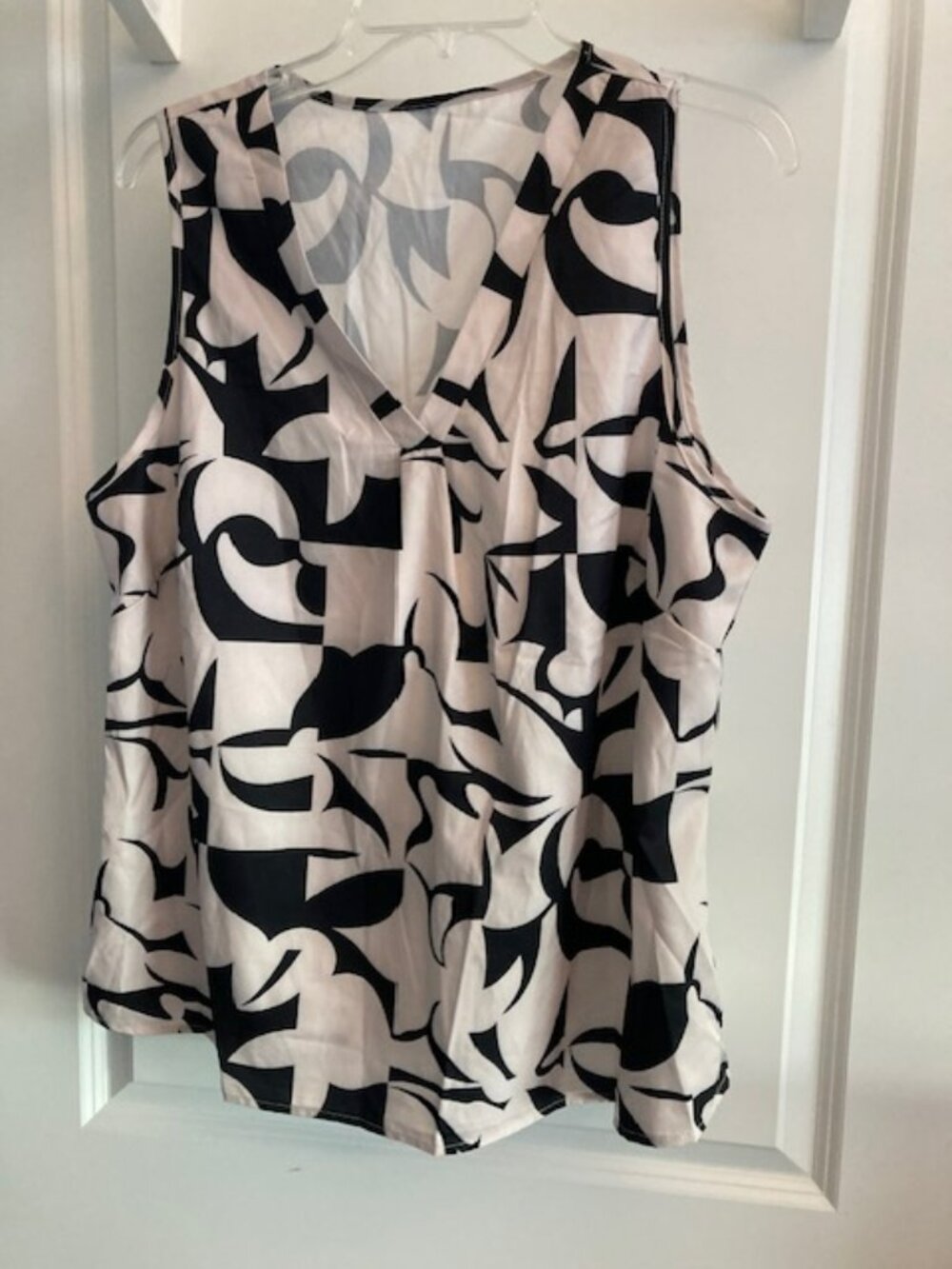 NWT - Emery Rose White & Navy Blue Graphic top